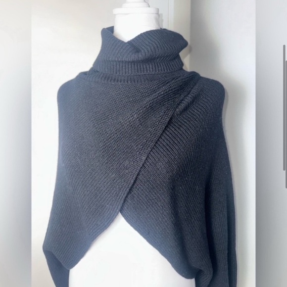 Alice and Olivia Noriko Two Way Cropped Turtleneck Sweater - Picture 4 of 10